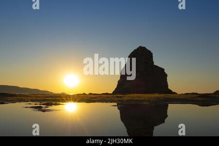 Felsen bei Sonnenuntergang am Strand von Ondarraitz, Hendaye, Frankreich Stockfoto