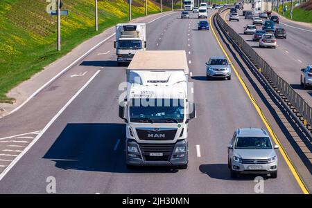 Minsk, Weißrussland - 10. Mai 2022: Verkehrsfluss auf der Minsker Ringstraße. LKWs und PKWs Stockfoto