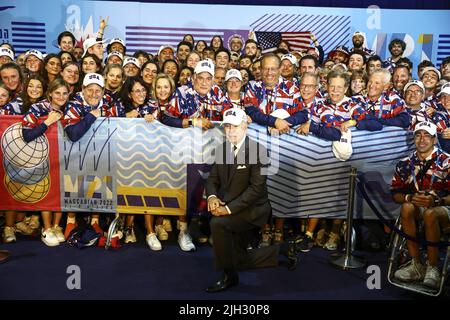 Jerusalem, Israel. 14.. Juli 2022. US-Präsident Joe Biden posiert mit US-Athleten bei der Eröffnungszeremonie der Maccabiah-Spiele im Teddy Stadium in Jerusalem, Isarel am Donnerstag, dem 14. Juli 2022. Foto von Ronen Zvulun/UPI Credit: UPI/Alamy Live News Stockfoto