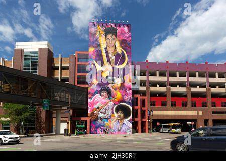 Großformatige Wandmalerei mit amerikanischer Sängerin, Liedermacherin, Musikerin, Plattenproduzentin, Tänzerin, Und Schauspieler Prince in der Innenstadt von Minneapolis, Minnesota. Stockfoto