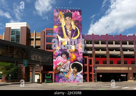 Großformatige Wandmalerei mit amerikanischer Sängerin, Liedermacherin, Musikerin, Plattenproduzentin, Tänzerin, Und Schauspieler Prince in der Innenstadt von Minneapolis, Minnesota. Stockfoto