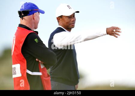 US's Tiger Woods (rechts) spricht mit Caddy Joe Lacava auf dem 14.-Loch während des ersten Tages der Open auf dem Old Course, St Andrews. Bilddatum: Donnerstag, 14. Juli 2022. Stockfoto