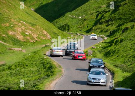 Derbyshire, Großbritannien – 5. April 2018: Autos fahren durch den Winnats Pass, ein steiles Tal im Peak District National Park Stockfoto