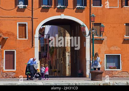 VENEDIG, ITALIEN - 20. APRIL 2019 venezianischer Torbogen und Fenster Stockfoto