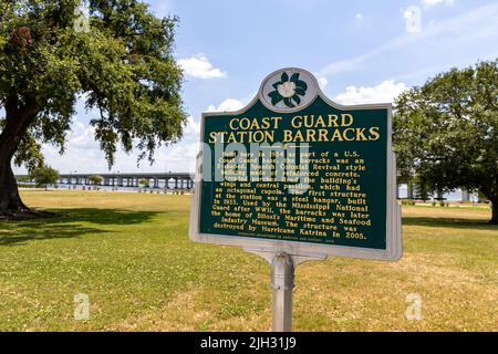 Biloxi, MS - 18. Juni 2022: Historische Markierung der Kaserne der Küstenwache in Biloxi, MS, die 2005 durch den Hurrikan Katrina zerstört wurde. Stockfoto