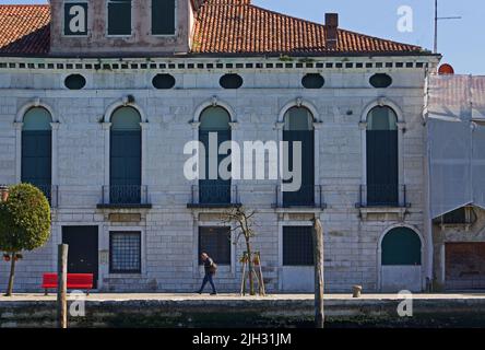 VENEDIG, ITALIEN - 20. APRIL 2019 Venezianische Fenster mit Fensterläden Stockfoto