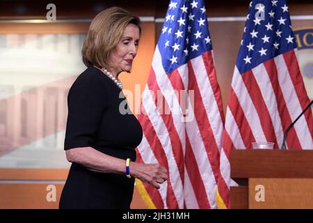 Washington DC, USA. 14.. Juli 2022. 14. Juli 2022, Washington, District of Columbia, USA: Die Sprecherin des Hauses, NANCY PELOSI (D-CA), spricht während ihrer wöchentlichen Pressekonferenz heute am 14. Juli 2022 im HVC/Capitol Hill in Washington DC, USA, über Abtreibungsgesetz. Kredit: ZUMA Press, Inc./Alamy Live Nachrichten Stockfoto