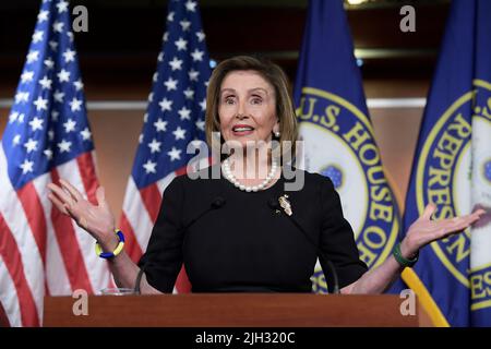 Washington DC, USA. 14.. Juli 2022. 14. Juli 2022, Washington, District of Columbia, USA: Die Sprecherin des Hauses, NANCY PELOSI (D-CA), spricht während ihrer wöchentlichen Pressekonferenz heute am 14. Juli 2022 im HVC/Capitol Hill in Washington DC, USA, über Abtreibungsgesetz. Kredit: ZUMA Press, Inc./Alamy Live Nachrichten Stockfoto