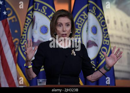 Washington DC, USA. 14.. Juli 2022. 14. Juli 2022, Washington, District of Columbia, USA: Die Sprecherin des Hauses, NANCY PELOSI (D-CA), spricht während ihrer wöchentlichen Pressekonferenz heute am 14. Juli 2022 im HVC/Capitol Hill in Washington DC, USA, über Abtreibungsgesetz. Kredit: ZUMA Press, Inc./Alamy Live Nachrichten Stockfoto