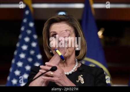 Washington DC, USA. 14.. Juli 2022. 14. Juli 2022, Washington, District of Columbia, USA: Die Sprecherin des Hauses, NANCY PELOSI (D-CA), spricht während ihrer wöchentlichen Pressekonferenz heute am 14. Juli 2022 im HVC/Capitol Hill in Washington DC, USA, über Abtreibungsgesetz. Kredit: ZUMA Press, Inc./Alamy Live Nachrichten Stockfoto