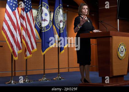 Washington DC, USA. 14.. Juli 2022. 14. Juli 2022, Washington, District of Columbia, USA: Die Sprecherin des Hauses, NANCY PELOSI (D-CA), spricht während ihrer wöchentlichen Pressekonferenz heute am 14. Juli 2022 im HVC/Capitol Hill in Washington DC, USA, über Abtreibungsgesetz. Kredit: ZUMA Press, Inc./Alamy Live Nachrichten Stockfoto