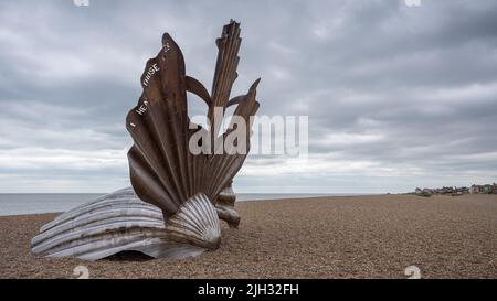 Die Scallop-Skulptur, die im Juli 2022 am Aldeburgh Beach an der Küste von Suffolk zu sehen war. Stockfoto