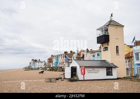 Aldeburgh Beach Lookout vom Kiesel an der Suffolk-Küste im Juli 2022. Stockfoto