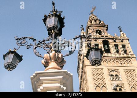 La Grialda. Glockenturm der Kathedrale von Sevilla auf der Plaza de la Alianza. Straßengaslampe nicht auf der Straße in Sevilla im Süden Spaniens beleuchtet. Stockfoto