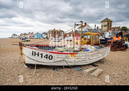 Der farbenfrohe Strand bei Colours of Aldeburgh an der Küste von Suffolk, der im Juli 2022 abgebildet wurde, ist voller Boote, Netze, Traktoren und mit hübschen Häusern ausgestattet. Stockfoto