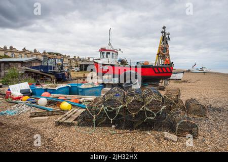 Farbenfrohe Angelausrüstung mit Bojen, Netzen und Fischerbooten, die im Juli 2022 am Aldeburgh Beach an der Küste von Suffolk gesehen wurde. Stockfoto