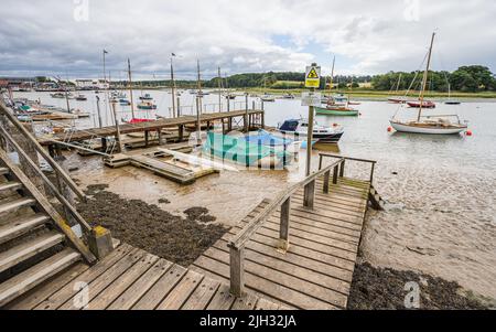 Hölzerne Stufen führen zu einem Steg am Woodbridge Quay, Suffolk, im Juli 2022. Stockfoto