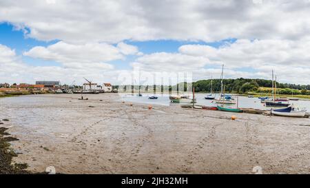 Fußabdrücke von Wasservögeln im Schlamm am Ufer von Woodbridge, die im Juli 2022 während eines Aufenthalts in Suffolk gesehen wurden. Stockfoto