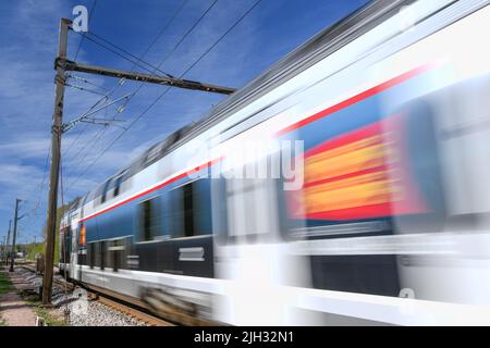 Normandie, Frankreich, April 2022. Durchgang eines OMNEO-Zuges auf der SNCF-Strecke Paris-Rouen-Le Havre. Normandie Stockfoto