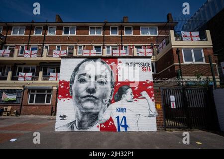 London, Großbritannien. 14.. Juli 2022. Women's Euros 2022: Das South London's Kirby Estate unterstützt Lionesses Namensvetter (Forward Fran Kirby) mit einem lebendigen Wandgemälde des Straßenkünstlers Mr Meana. Kredit: Guy Corbishley/Alamy Live Nachrichten Stockfoto