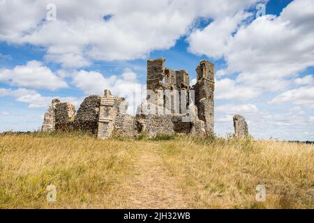 Die ruinierte Kirche des heiligen Jakobus wurde im Juli 2022 unter einem blauen Himmel in Bawsey, West Norfolk, abgebildet. Stockfoto