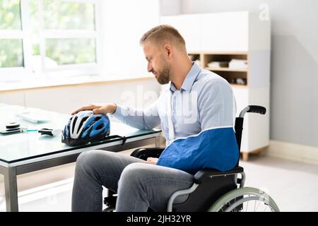 Verletzung Durch Motorradunfall. Mann Mit Armbruch. Handwiederherstellung Stockfoto