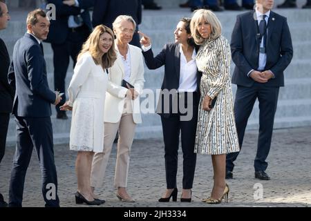 Paris, Frankreich. 14.. Juli 2022. Die Staatssekretärin für Veteranen und Erinnerung Patricia Miralles, die französische Premierministerin Elisabeth Borne, die französische Jugendministerin Sarah El Hairy und Brigitte Macron nehmen am 14. Juli 2022 an der Parade zum Bastille-Tag am Place of Concorde in Paris Teil.Foto von David Niviere/ABACAPRESS.COM Quelle: Abaca Press/Alamy Live News Stockfoto