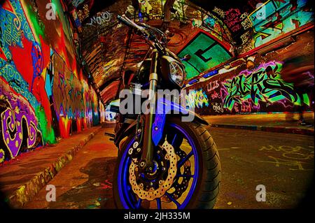 Motorrad im Graffiti Tunnel, Leake Street, London Stockfoto