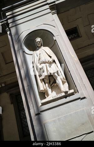 Statue von Giotto vor den Uffizien in Florenz Italien Stockfoto