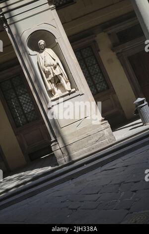 Statue von Giotto vor den Uffizien in Florenz Italien Stockfoto