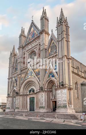 Vordereingang zur Kathedrale von Orvieto (Duomo di Orvieto), Orvieto, Umbrien, Italien Stockfoto