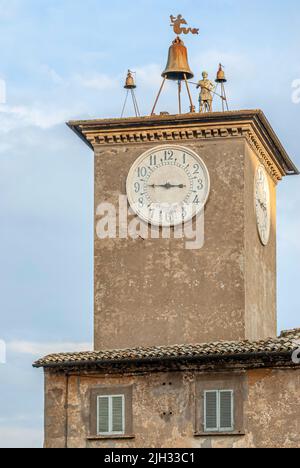 Wanduhr mit Glöckner am San Maurizio Turm (Torre di Maurizio), Orvieto, Umbrien, Italien Stockfoto