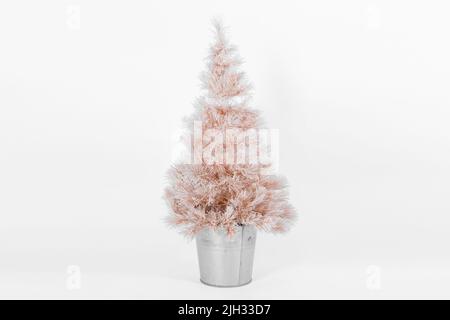 Weihnachtsbaum mit Raureif isoliert auf weißem Hintergrund. Flach liegend, Draufsicht, Kopierbereich. Happy New Year Sale-Karte und Weihnachten Weihnachtskonzept Stockfoto