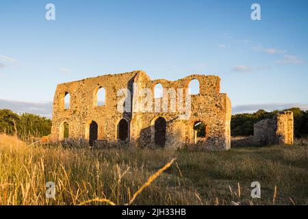 Ruinen von Greyfriars mittelalterliches Kloster in Dunwich in der Abenddämmerung im Juli 2022 in Suffolk. Stockfoto