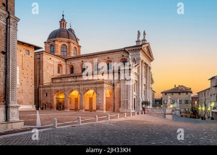 Dom von Urbino (Kathedrale) bei Sonnenaufgang, Marken, Italien Stockfoto