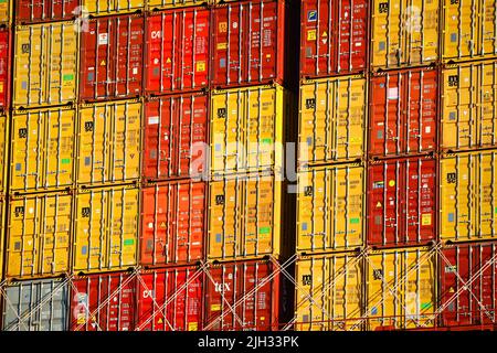 Hamburg, Deutschland. 14.. Juli 2022. Container sind auf einem Containerfrachter im Hamburger Hafen zu sehen. Quelle: Christian Charisius/dpa/Alamy Live News Stockfoto