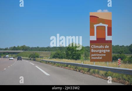 Beschilderung der weltberühmten Climats de Bourgogne entlang der Autobahn A13, in der Nähe von Dijon FR Stockfoto