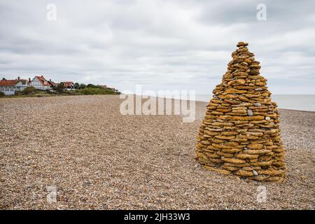 Eine Felspyramide, die im Juli 2022 am Strand von Thorpeness an der Küste von Suffolk abgebildet wurde. Stockfoto