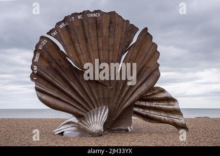 Die Scallop-Skulptur, die im Juli 2022 am Aldeburgh Beach an der Küste von Suffolk zu sehen war. Stockfoto