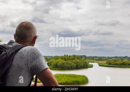 Männchen genießen die Aussicht von der Aussichtsplattform Amerongse Bovenpolder in Utrecht, Niederlande Stockfoto