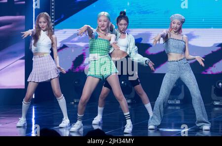 Goyang, Südkorea. 13.. Juli 2022. K-Pop Mädchengruppe H1-KEY, tritt auf der Bühne während einer MBC TV K-Pop Musikchart-Sendung „Show Champion“ im MBC Dream Center in Goyang, Südkorea, am 13. Juli 2022 auf. (Foto: Lee Young-ho/Sipa USA) Quelle: SIPA USA/Alamy Live News Stockfoto