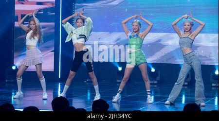 Goyang, Südkorea. 13.. Juli 2022. K-Pop Mädchengruppe H1-KEY, tritt auf der Bühne während einer MBC TV K-Pop Musikchart-Sendung „Show Champion“ im MBC Dream Center in Goyang, Südkorea, am 13. Juli 2022 auf. (Foto: Lee Young-ho/Sipa USA) Quelle: SIPA USA/Alamy Live News Stockfoto