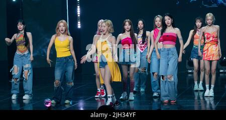 Goyang, Südkorea. 13.. Juli 2022. Die K-Pop-Mädchengruppe WJSN tritt am 13. Juli 2022 während der MBC TV K-Pop-Musikchartsendung „Show Champion“ im MBC Dream Center in Goyang, Südkorea, auf der Bühne auf. (Foto: Lee Young-ho/Sipa USA) Quelle: SIPA USA/Alamy Live News Stockfoto