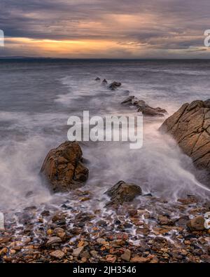 Erstes Licht auf den Felsen von St. Monans an der Ostküste Schottlands Stockfoto