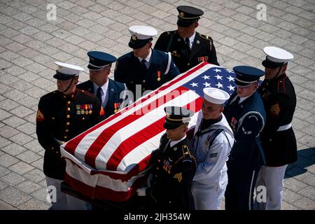 Washington DC, USA. 14.. Juli 2022. Washington, DC, USA. 14.. Juli 2022. Die Überreste von Hershel Woodrow 'Woody' Williams werden über die Ostfront des US-Kapitols getragen, bevor sie am Donnerstag, den 14. Juli, in Washington, DC, USA, zu Ehren liegen. 2022. Williams, der letzte überlebende Träger der Ehrenmedaille des Zweiten Weltkriegs, kämpfte in der Schlacht von Iwo Jima. Quelle: Al Drago/Pool via CNP/dpa/Alamy Live News Quelle: dpa picture Alliance/Alamy Live News Stockfoto