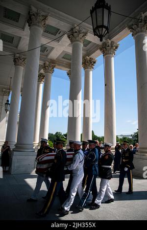 Washington DC, USA. 14.. Juli 2022. Washington, DC, USA. 14.. Juli 2022. Die Überreste von Hershel Woodrow 'Woody' Williams werden in das US-Kapitol getragen, bevor sie am Donnerstag, den 14. Juli, in Washington, DC, USA, zu Ehren liegen. 2022. Williams, der letzte überlebende Träger der Ehrenmedaille des Zweiten Weltkriegs, kämpfte in der Schlacht von Iwo Jima. Quelle: Al Drago/Pool via CNP/dpa/Alamy Live News Quelle: dpa picture Alliance/Alamy Live News Stockfoto