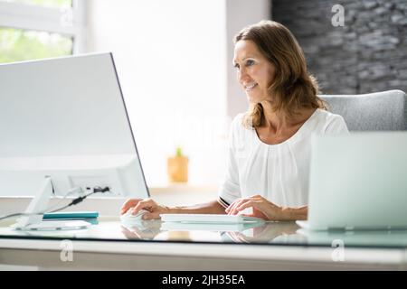 Happy Geschäftsfrau, Arbeiten am Computer im Büro Stockfoto
