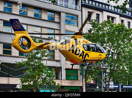 Berlin, Deutschland. 08.. Juni 2022. Ein Rettungshubschrauber steigt nach einem Notfall in der Tauenzienstraße an. Quelle: Paul Zinken/dpa/Alamy Live News Stockfoto