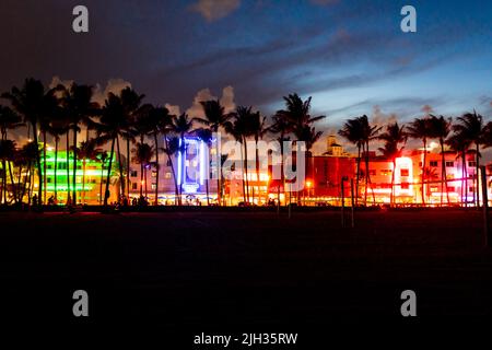 Miami Beach, USA - 10. September 2019: Ocean Drive in Miami Beach bei Sonnenuntergang. Skyline der Stadt mit Palmen in der Abenddämmerung. Art déco am South Beach Stockfoto