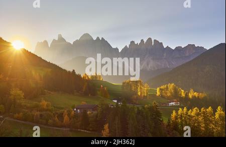 Am besten alpinen Sehenswürdigkeit der Welt, Santa Maddalena Dorf mit zauberhaften Dolomiten Berge im Hintergrund, Tal Val di Funes, Trentino Alto Adig Stockfoto